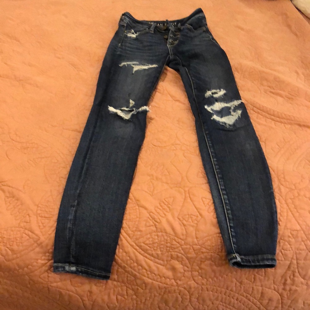 American Eagle high waisted ripped jeans 4 buttons
